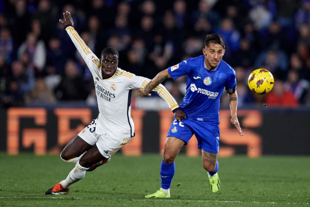 sem-sucesso-com-matheuzinho,-botafogo-busca-lateral-na-espanha