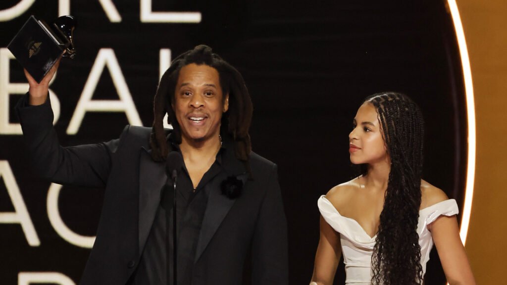 Jay-Z recebe prmio e leva filha Blue Ivy ao palco no Grammy jay-z-recebe-prmio-e-leva-filha-blue-ivy-ao-palco-no-grammy