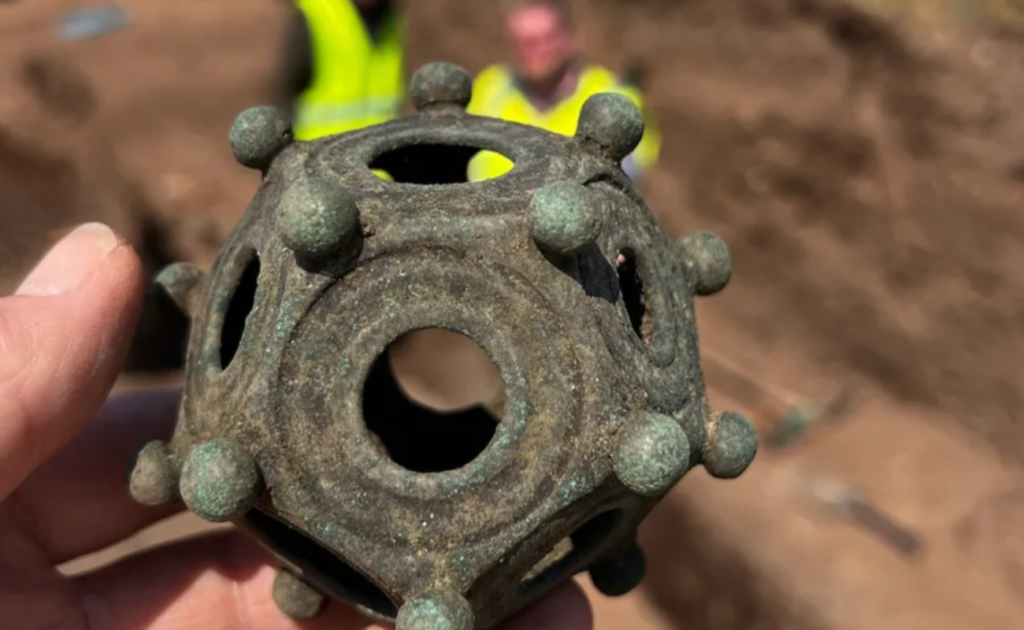 dodecaedro-romano-com-mais-de-mil-anos-encontrado-na-inglaterra