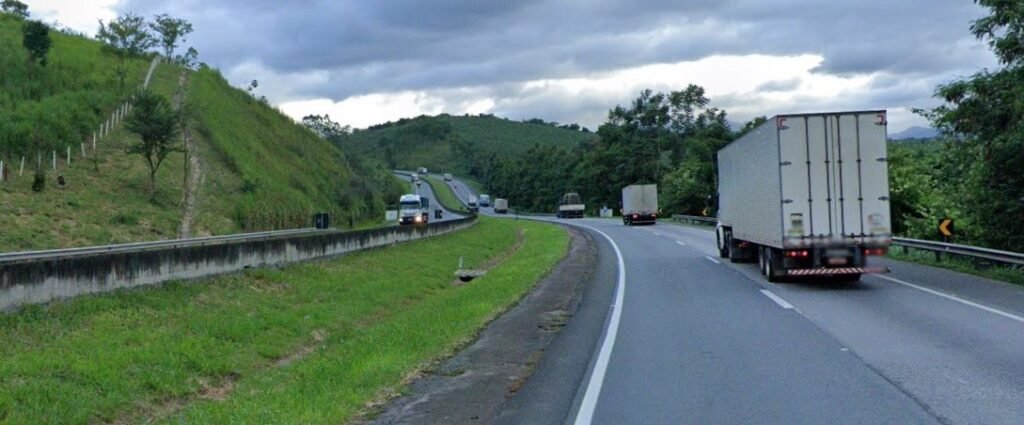 tombamento-de-caminho-na-rodovia-rgis-bittencourt-em-cajati