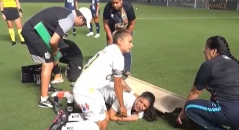 Mary Venncio sofre grave leso e deixa a Vila em ambulncia mary-venncio-sofre-grave-leso-e-deixa-a-vila-em-ambulncia