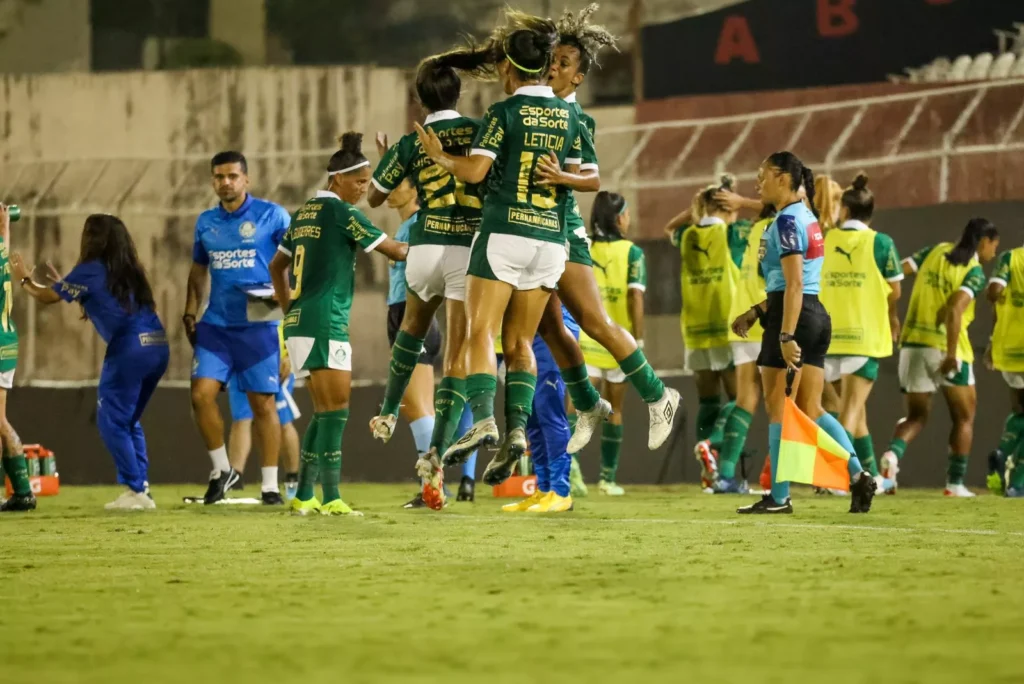 em-jogo-de-cinco-gols,-palmeiras-bate-flamengo-na-estreia-do-brasileiro