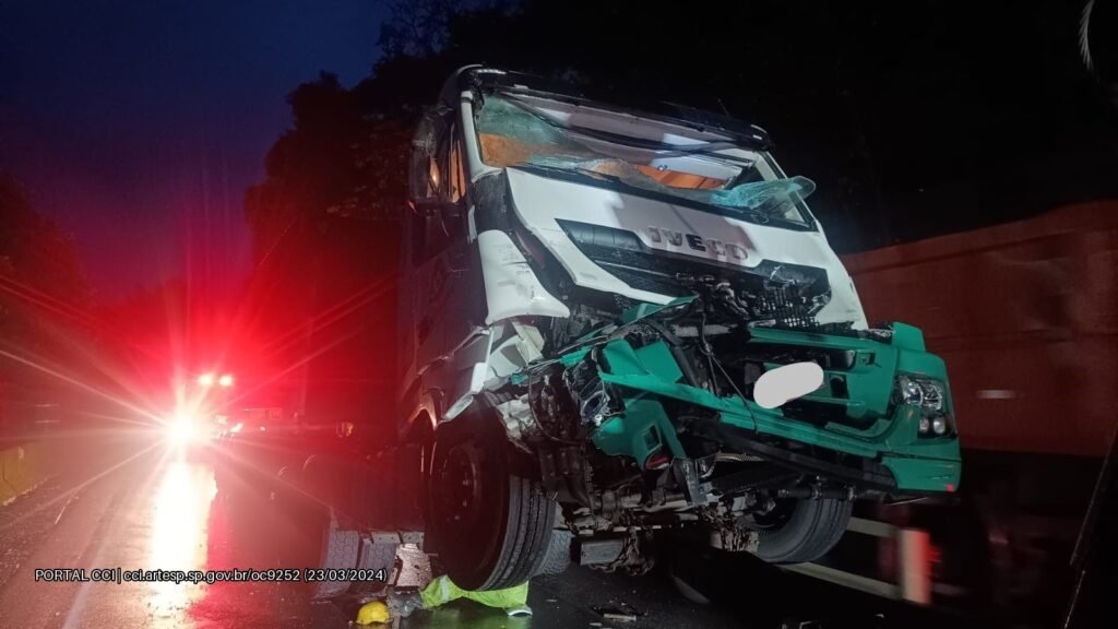 coliso-envolvendo-trs-carretas-na-rodovia-anchieta-em-cubato