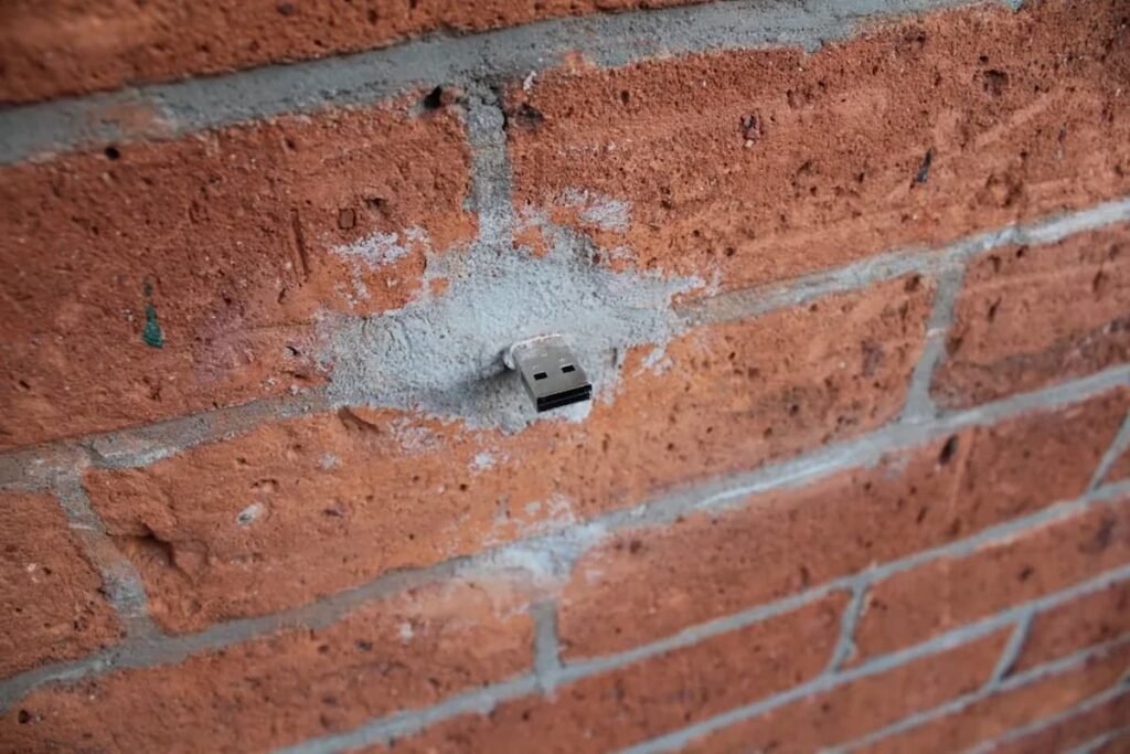 por-que-as-pessoas-esto-colocando-pen-drives-nas-paredes?