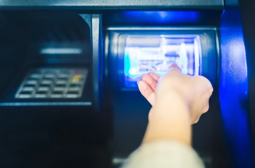 cuidados-ao-usar-caixas-eletrnicos-no-exterior:-protegendo-se-contra-fraudes-financeiras