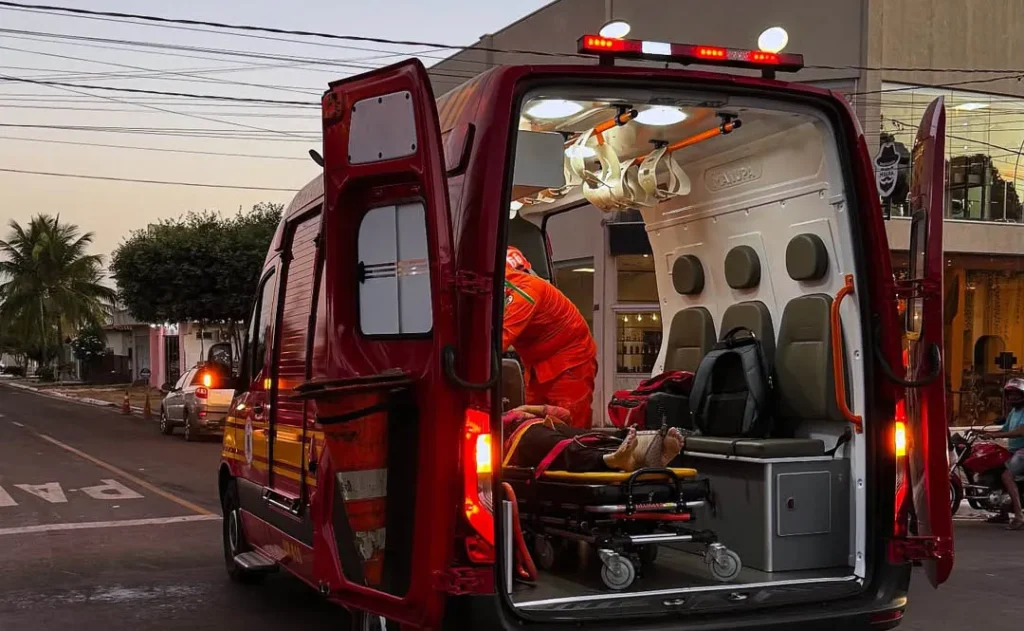 Motociclista e criança ficam feridas após colisão com carro em cruzamento de Água Boa