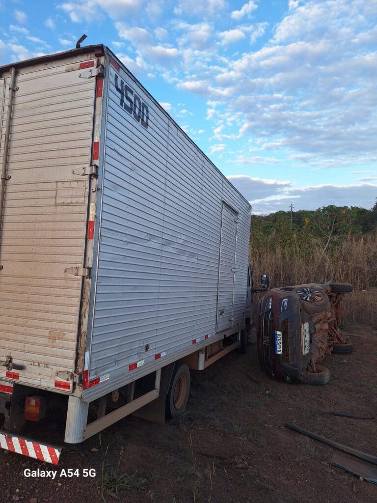 Acidente entre Fiat Toro e caminhão Baú