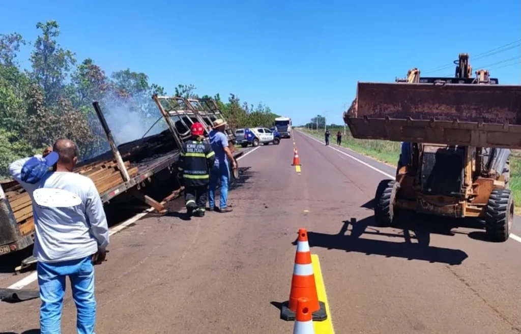 Incêndio atinge carreta carregada de madeira na MT-326 e Bombeiros evitam propagação para vegetação em Nova Nazaré