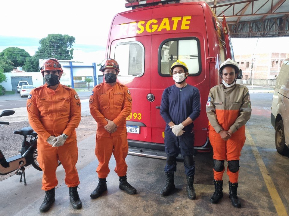 Bombeiros atendem homem que caiu de banco