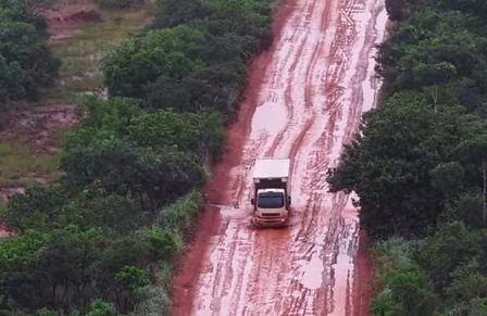Trecho da BR-242 entre Alto Boa Vista e São Félix do Araguaia enfrenta lama, poeira e isolamento