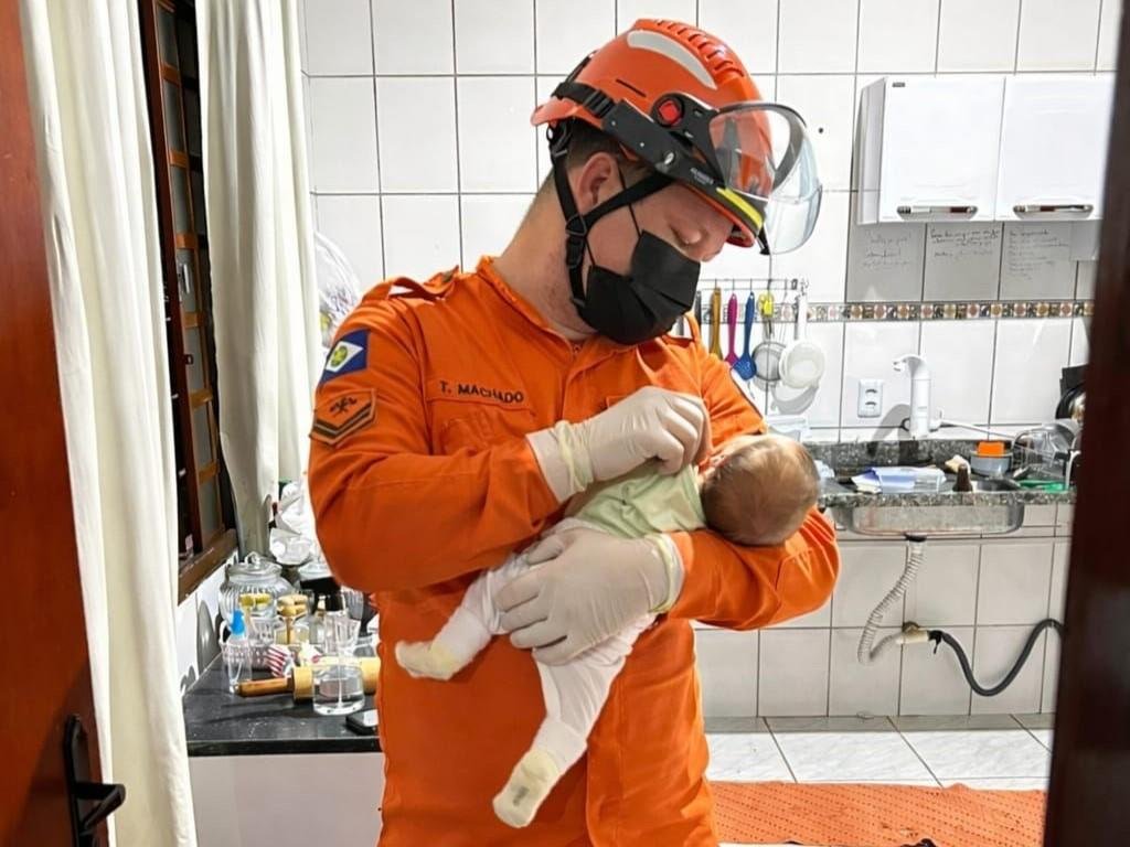 Corpo de Bombeiros socorre bebê recém-nascido que engasgou com saliva em Água Boa